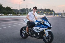 Hot boy lái siêu môtô BMW S1000RR đi giao pizza gây “bão“