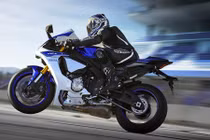 YFZ R1 2015 phô diễn sức mạnh trước ngày ra mắt