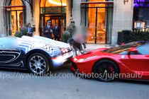 Bugatti Veyron bất ngờ “hôn mông” La Ferrari giữa phố