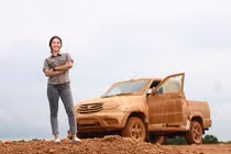 Nữ sinh 9X Việt “quẩy” xe ôtô UAZ Pickup tại VOC 2017