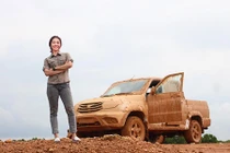 Nữ sinh 9X Việt “quẩy” xe ôtô UAZ Pickup tại VOC 2017