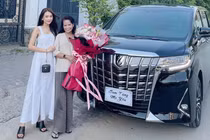 Sam tặng mẹ "chuyên cơ mặt đất" Toyota Alphard 4,6 tỷ để... đi chợ 