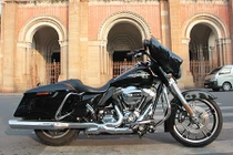 “Xế nổ” Harley Street Glide trị giá tiền tỷ trên phố Việt
