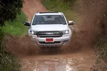 Xem 30 bài “hành xác” xe của Ford Việt Nam