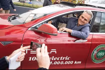 Tesla Model S chạy gần 2 triệu km, thay 13 động cơ và 3 cụm pin