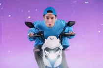 Sơn Tùng M-TP "cưỡi" xe VinFast và Ford Mustang trong MV mới