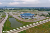 Ảnh: Nhà thi đấu 1.000 tỷ xây xong bỏ không giữa cánh đồng