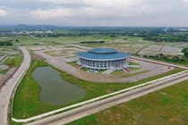 Ảnh: Nhà thi đấu 1.000 tỷ xây xong bỏ không giữa cánh đồng