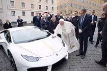 Lamborghini Huracan của Đức Giáo Hoàng giá gần 7 tỷ đồng