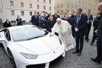 Lamborghini Huracan của Đức Giáo Hoàng giá gần 7 tỷ đồng