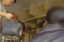 Mẹ già mang túi “Louis Vuitton” đi chợ mua thịt lợn, con gái bị bắt giam