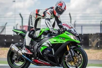 Xem "hot girl" làm gỏi quái vật tốc độ Kawasaki Ninja ZX-10R 