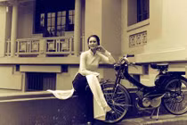 Người đẹp Hà thành thướt tha bên xe máy cổ Mobylette