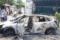 Xe Ford Focus biển Hà Nội cháy trơ khung tại Thanh Hoá