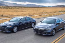 Chọn mua Toyota Camry hay Honda Accord? 