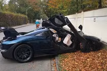 Siêu xe McLaren 23 tỷ đồng "nát đầu" khi vừa lăn bánh