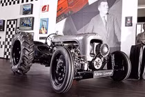 Siêu máy kéo Lamborghini Centenario giá hơn 5 tỷ đồng