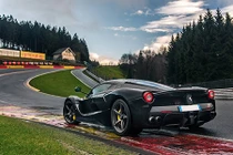 Màn drifting “suýt chết” của Ferrari LaFerrari