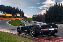 Màn drifting “suýt chết” của Ferrari LaFerrari