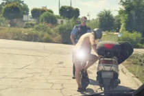 Bị công an bắt vì khỏa thân chạy xe máy cho mát