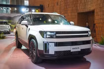 Hyundai SantaFe 2024 mới ra mắt Việt Nam đã liên tục loạn giá