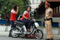 Bắt đầu phạt xe máy điện không mang biển kiểm soát