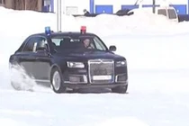 Xe sang của Tổng thống Nga drift trên cánh đồng tuyết