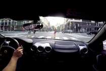 "Siêu ngựa" Ferrari F430 hét bay điện thoại của hot girl