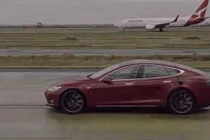 Xe điện Tesla Model S đọ sức cùng Boeing 737