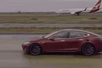 Xe điện Tesla Model S đọ sức cùng Boeing 737