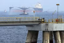 Giữa căng thẳng Mỹ - Iran, 2 tàu chở dầu Ả-rập Xê-út bị tấn công phá hoại