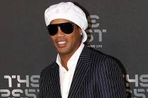 Ronaldinho vỡ nợ, tài khoản chỉ còn 5 bảng