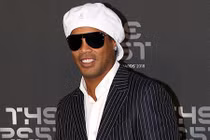 Ronaldinho vỡ nợ, tài khoản chỉ còn 5 bảng