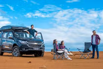 Những nhà Báo - Tay cầm bút, tay... vô lăng