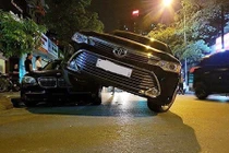 Toyota Camry “đè đầu, cưỡi cổ” BMW 750Li tại Hà Nội 