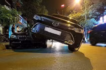 Toyota Camry “đè đầu, cưỡi cổ” BMW 750Li tại Hà Nội 