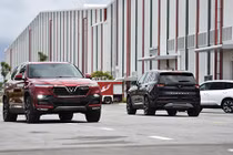 Khách Việt cầm lái Vinfast Lux SA2.0 và A2.0 rời nhà máy 