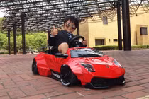 Siêu xe Lamborghini giá 64 triệu cho đại gia "nhi đồng" ngày 1/6