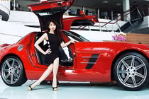 Thúy Ngân "Gạo nếp gạo tẻ" đọ dáng Mercedes-Benz SLS