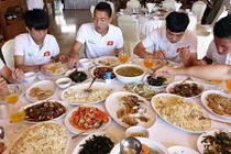 Vì sao HLV Park cấm U23 Việt Nam vừa ăn vừa dùng điện thoại?