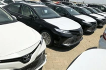 Toyota Camry 2019 ùn ùn về Việt Nam, xe cũ "đại hạ giá"