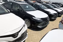 Toyota Camry 2019 ùn ùn về Việt Nam, xe cũ "đại hạ giá"