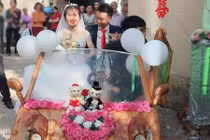 Dân chơi Hà thành rước dâu bằng "siêu xe" Lamborghini gỗ