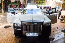 Đại gia phố núi lôi siêu xe Rolls-Royce hơn 20 tỷ “độ chơi“