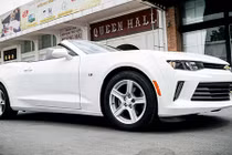 "Soi" Chevrolet Camaro mui trần 2017 giá hơn 3 tỷ tại VN