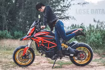 Chân dài Việt đọ dáng "siêu ngầu" bên môtô Ducati Hypermotard