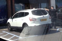 Bé 1 tuổi tử vong trong ôtô vì mẹ bận đi "làm đẹp"