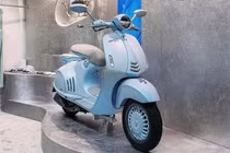 Vespa 946 Snake - xe ga đắt đỏ giá 460 triệu đồng tại Việt Nam