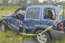 Bị bão 'nhấc bổng' xe ném vào người, chủ xe tưởng chỉ trong phim ảnh