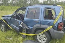 Bị bão 'nhấc bổng' xe ném vào người, chủ xe tưởng chỉ trong phim ảnh